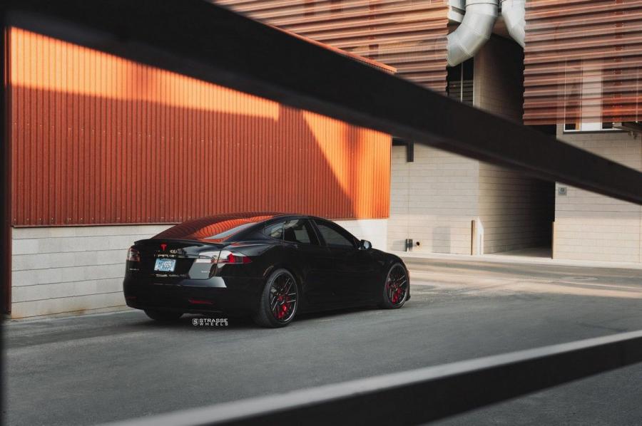  Tesla Model S P100D on Strasse Wheels 2018 года  (фото 5 из 17)